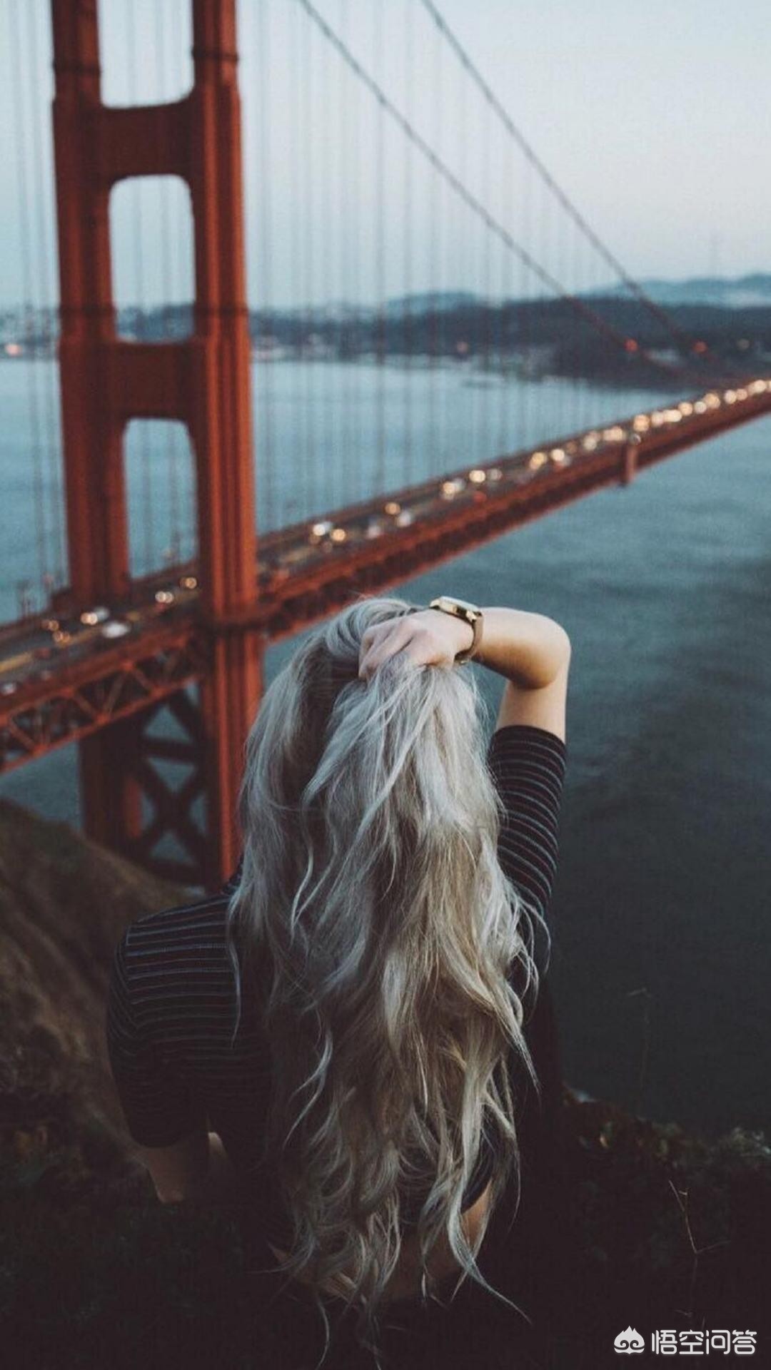 看着孩子孤独的背影文案？：孤独背影图片