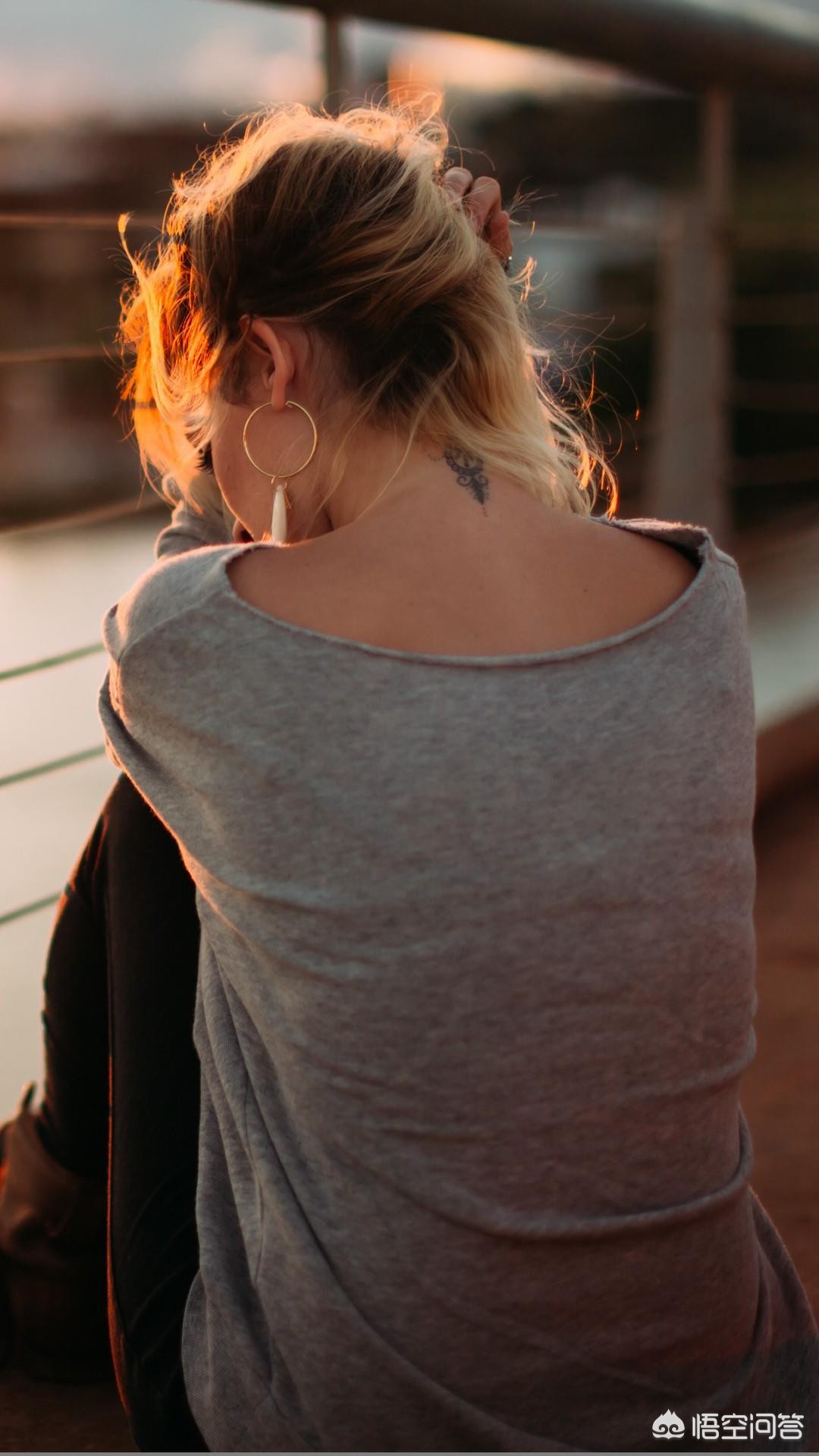 看着孩子孤独的背影文案?:孤独背影图片 看着孩子孤独的背影文案?:孤独背影图片