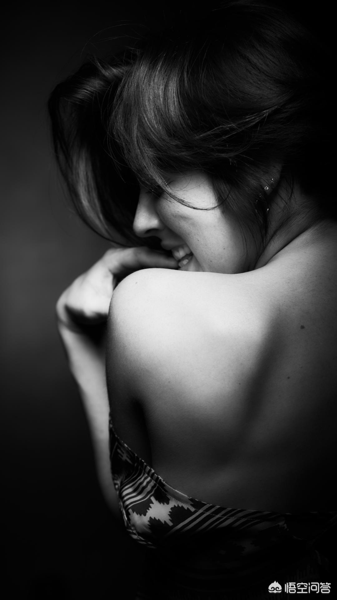 看着孩子孤独的背影文案？：孤独背影图片