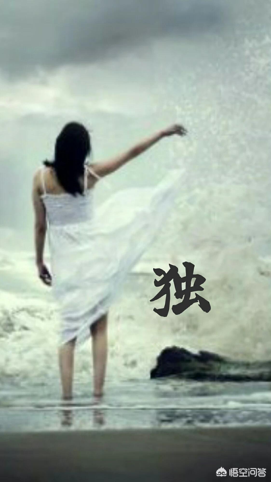 看着孩子孤独的背影文案？：孤独背影图片