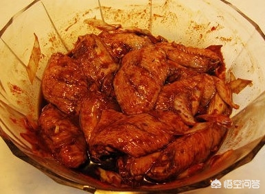 草香（不远处，蛙声还在叫，田野里的草香弥散着，夜风徐徐。？）