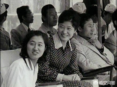 朴槿惠与李明博再会（为什么朴槿惠得知李明博被捕后毫无反应？）