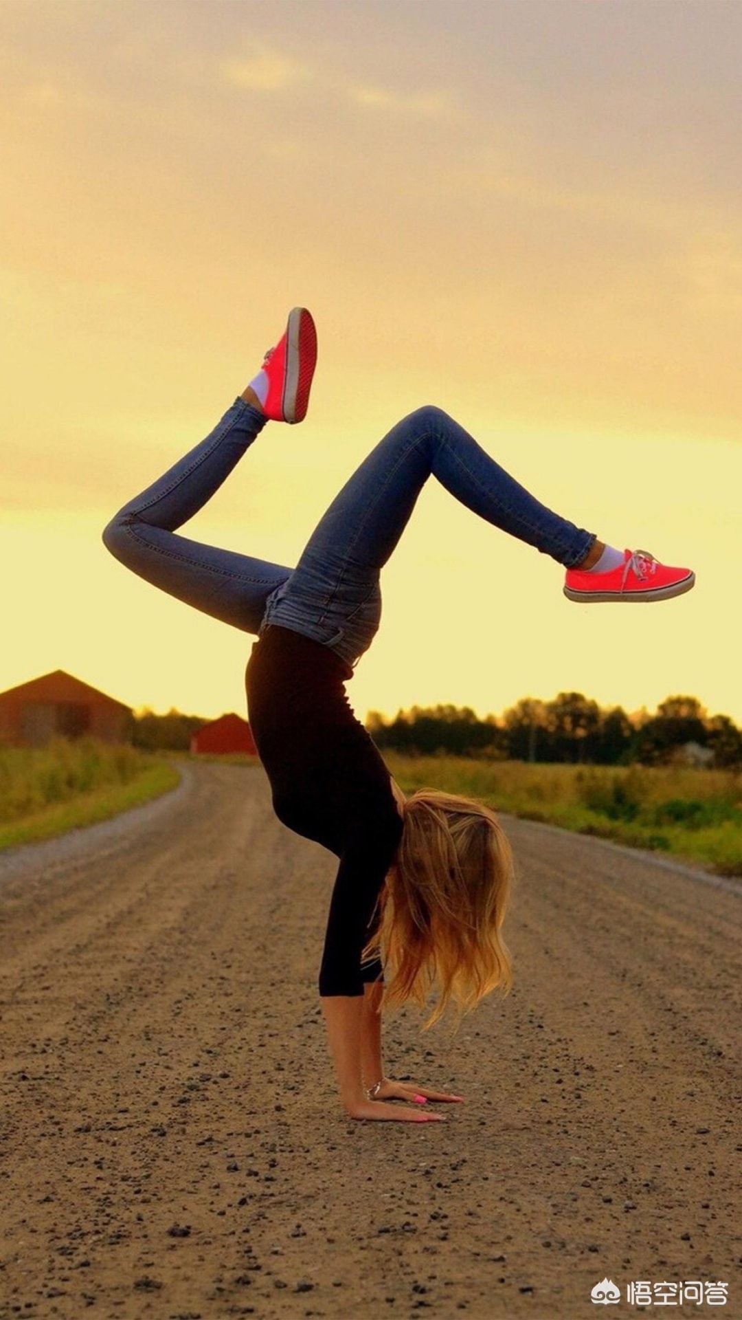 看着孩子孤独的背影文案?:孤独背影图片 看着孩子孤独的背影文案?:孤独背影图片