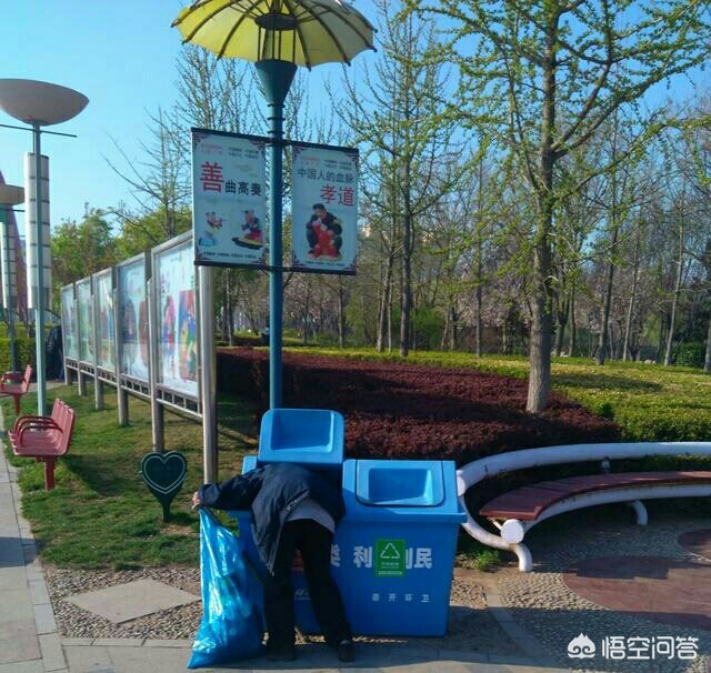 翻10吨垃圾找回10万（如何看待小区里邻居天天翻垃圾桶捡垃圾？）