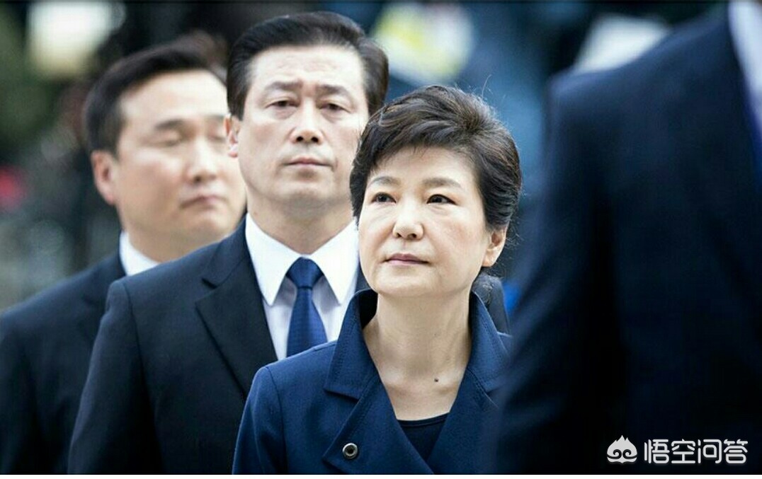 如何看待韩媒指责朴槿惠抵制庭审，不思反省，并转嫁责任？：学生被韩国人扇巴掌