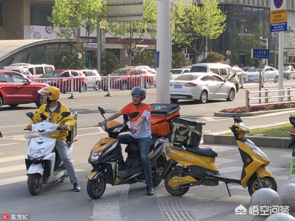 [外卖大战月亏超万元]如何看待无锡外卖大战，1分钱吃炸鸡，送餐员日赚过2000？
