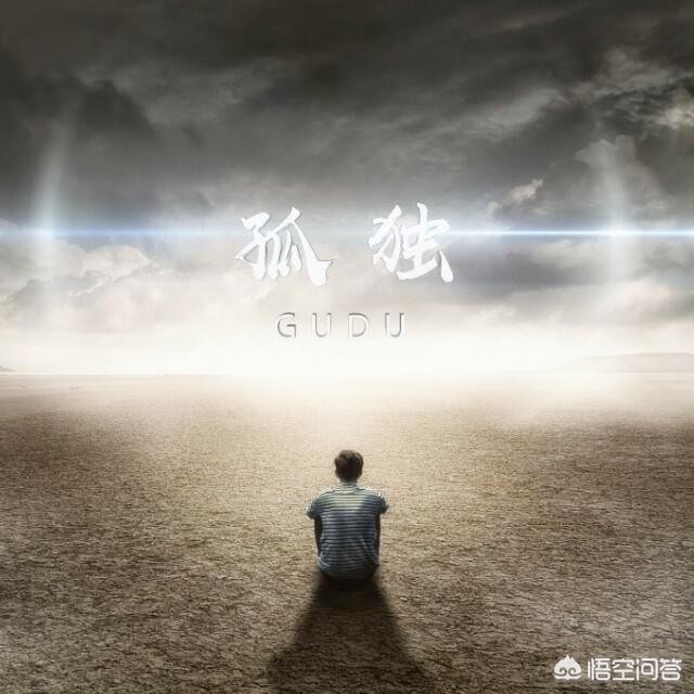 看着孩子孤独的背影文案？：孤独背影图片