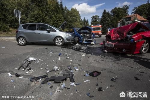 在高速公路中将过往的行人撞死，要承担什么责任？：高速路突现行人