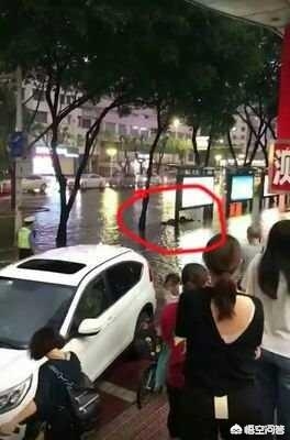 [暴雨积水致触电身亡]广东佛山一对母女公交站触电死亡，疑因暴雨广告牌漏电，你怎么看？