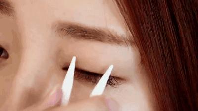 双眼贴的化妆技巧

