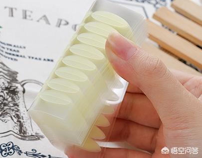 双眼贴的化妆技巧
