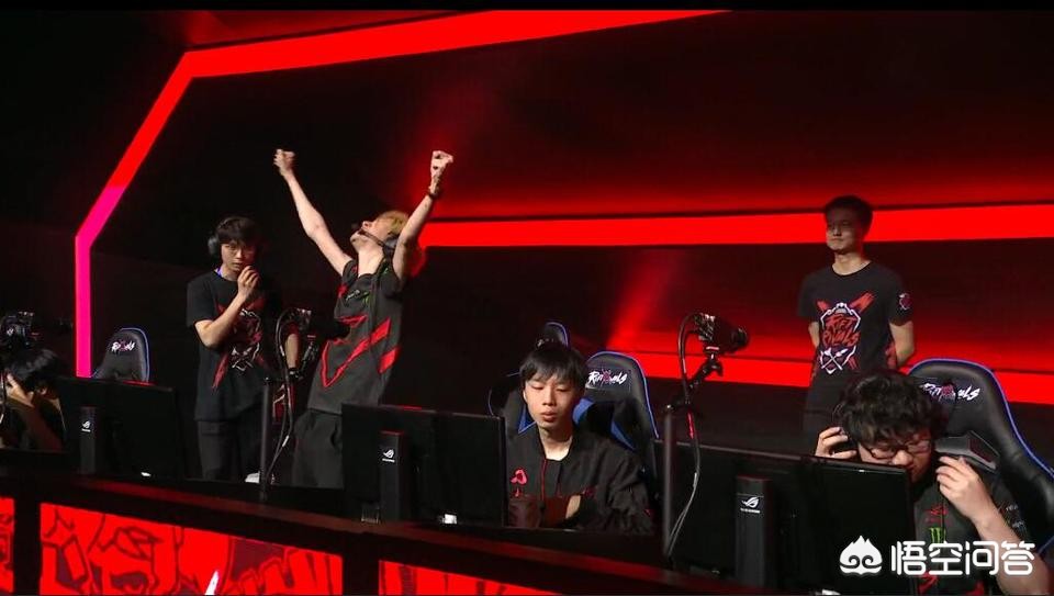 绝地求生怎么在游戏里切换所有人语音和队伍语音？