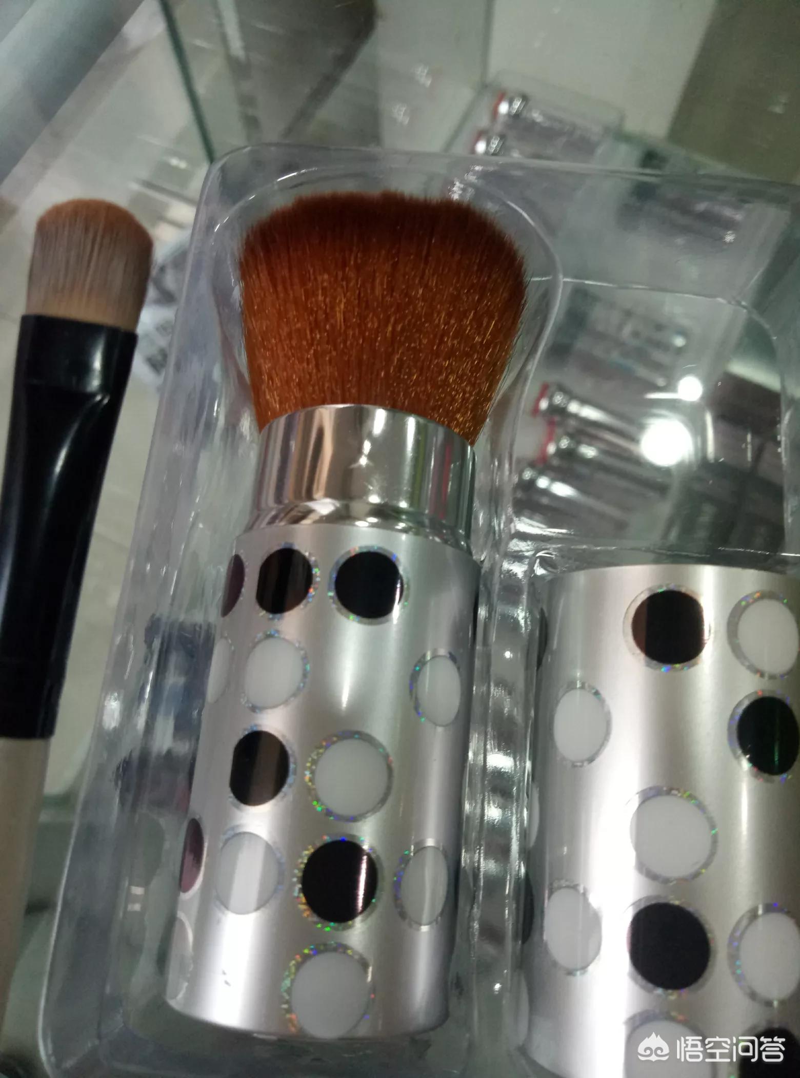 黑色皮肤男化妆技巧
