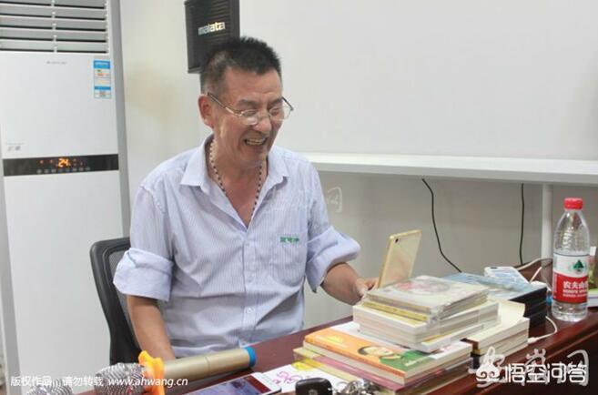 合肥一位老教师开直播，分享30多年总结的声乐知识成了“网红”，你怎么看？