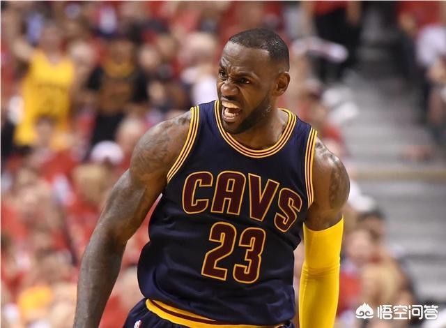 美国总统特朗普发推怒喷勒布朗·詹姆斯“很蠢”，遭NBA众球星围攻，你怎么看？：总统车遭500人围攻