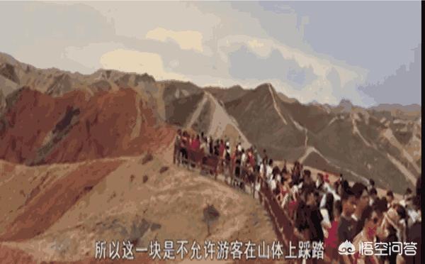 男子丹霞景区翻护栏