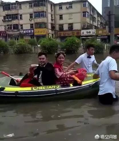近日抖音平台上，太原一对新人划着橡皮艇结婚的视频引起关注，怎样评价这件事？：乘救援队橡皮艇结婚