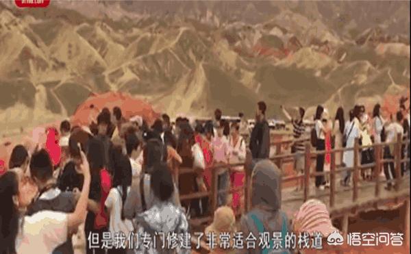 男子丹霞景区翻护栏