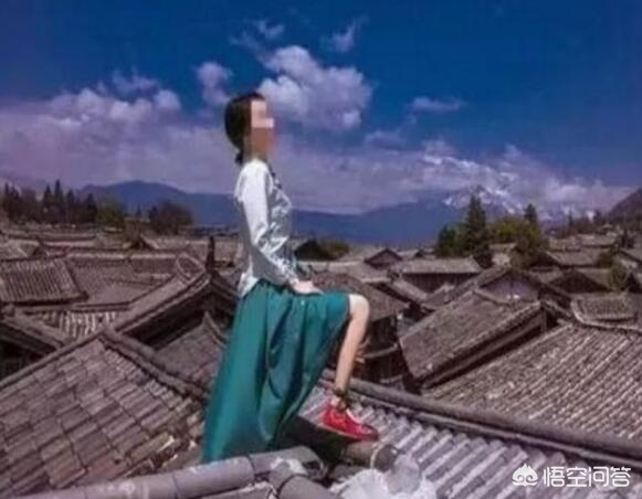 男子丹霞景区翻护栏