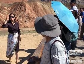 男子丹霞景区翻护栏