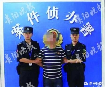 男子丹霞景区翻护栏（女游客翻越护栏脚踩丹霞地貌拍照,一个脚印可能需要60年才能恢复，这事你怎么看？）