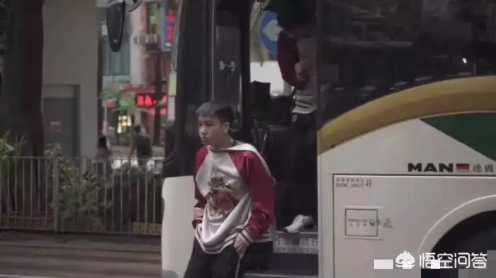 《英雄联盟》参加亚运会出征宣传片发布，有粉丝认为letme接地气，Uzi有1米8，你怎么看？