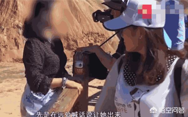 男子丹霞景区翻护栏