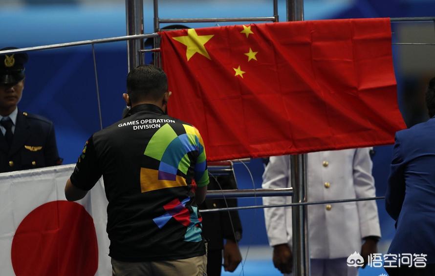 韩国国旗上的4挂是怎么回事？：韩国人挥国旗被夺下