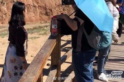 男子丹霞景区翻护栏