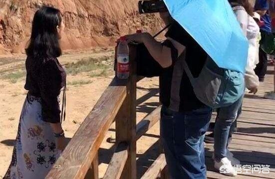 男子丹霞景区翻护栏