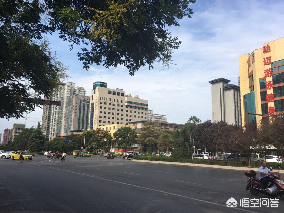 驾车在斑马线前礼让行人，在西安会因不系安全带被抓拍，你怎么看？