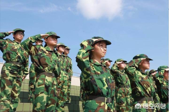 大一新生开学军训期间，便有男女情侣穿着军训服搂抱在校园，你怎么看？：大一女生军训身亡