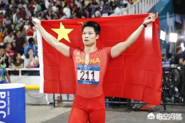 2018亚运会男子百米大赛起跑前，苏炳添拿个小尺子反复测量，这能起到什么作用？