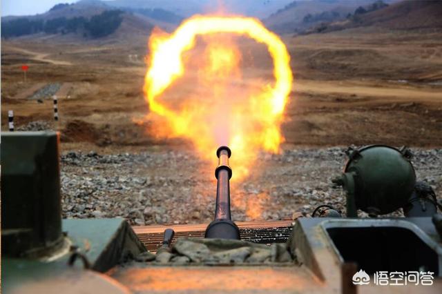 [100坦克配可视化头盔]为何在坦克里的士兵还要戴头盔？