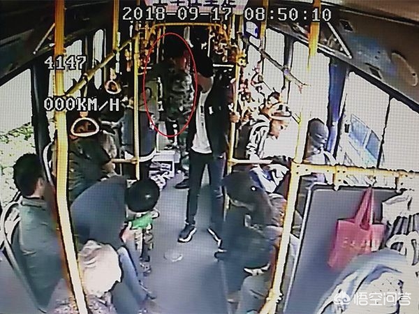 公交车上头部被他人碰到，兰州一男子持刀捅伤他人被拘10日，你怎么看？