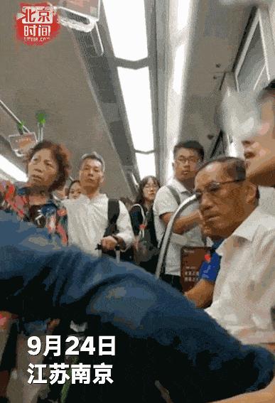 强行要人让座被踹懵（男子给老人让座后猛踹旁边男孩：让你翘二郎腿，你怎么看？）