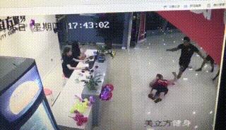 [健身房教练被掌掴]成都的健身教练下手特别狠，该承担什么法律责任？