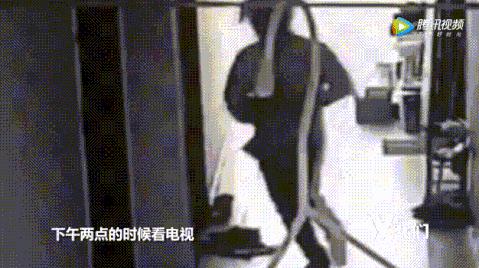 外卖员曝拍女生洗澡