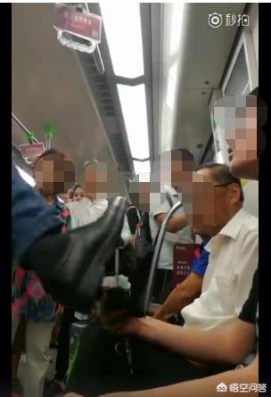 南京地铁上一男子给老人让座后猛踹旁边未让座的男孩，称“我比你大还跷二郎腿”，对此你怎么看？：强行要人让座被踹懵