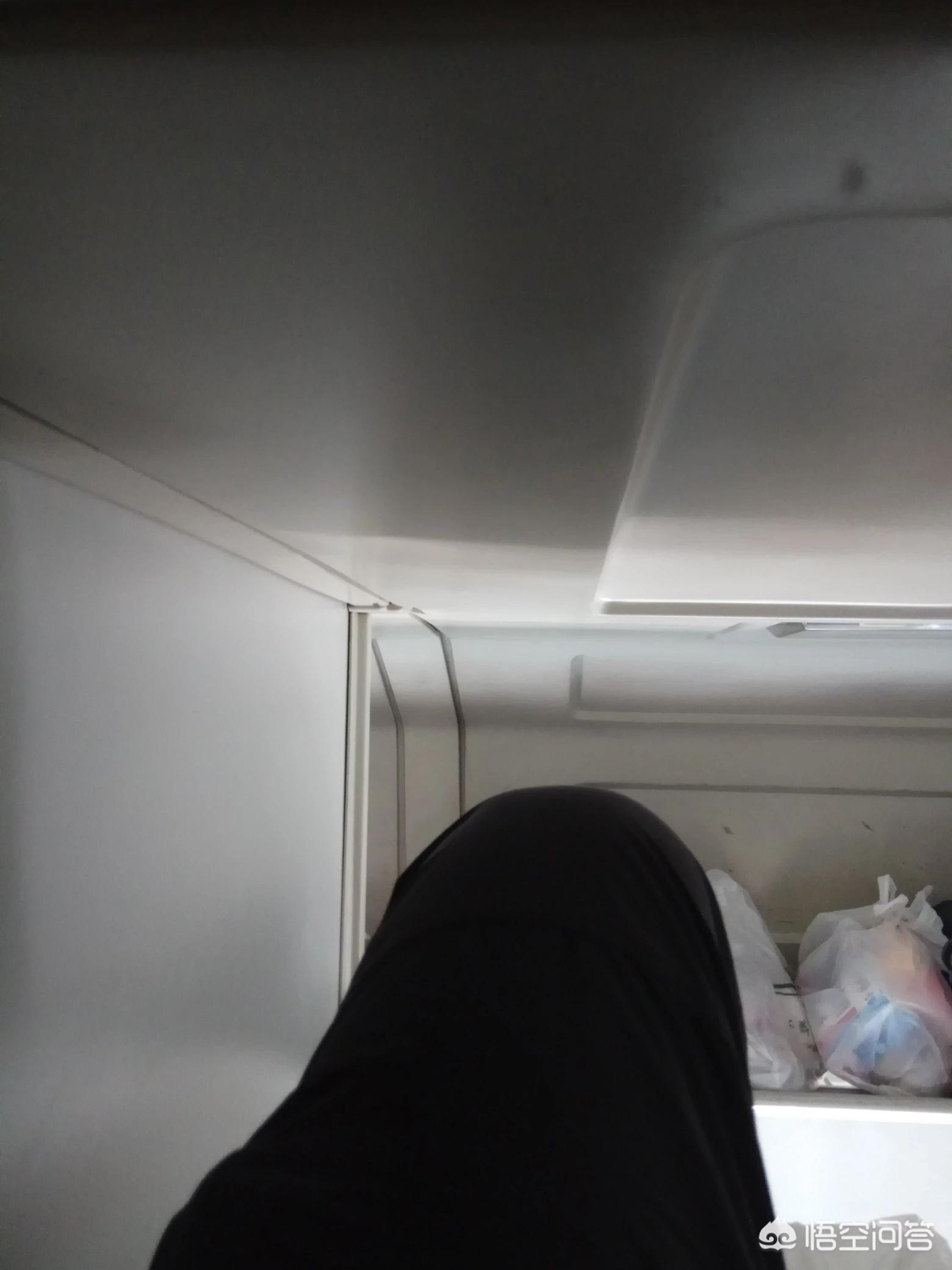 [列车上铺跌落砸伤人]睡火车上铺是一种什么感觉？