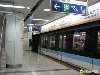 [强行要人让座被踹懵]南京地铁上一男子给老人让座后猛踹旁边未让座的男孩，称“我比你大还跷二郎腿”，对此你怎么看？