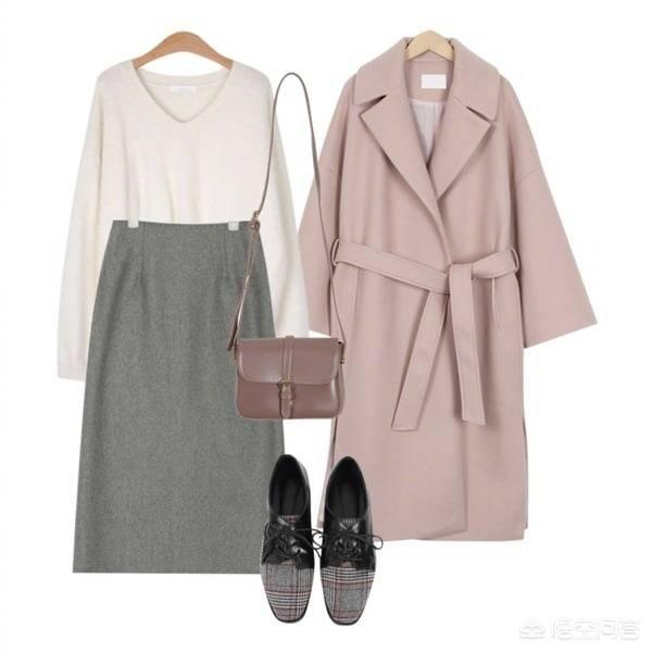 粉丝运动鞋女怎么搭配衣服,粉色的纱裙配什么上衣好看?