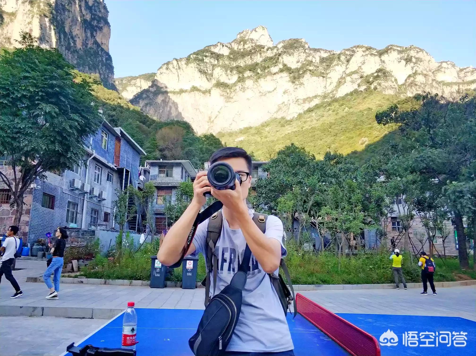 [免费拍照取照片20元]最近游三峡景区说是免费照相，可是取照片时却收15元，否则就不给你照片，你怎么看这种行为？
