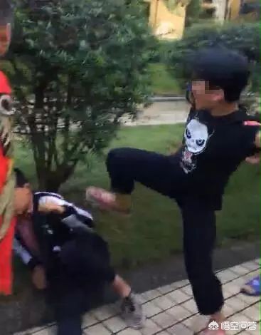 中学生持刀伤人后续（初中生持刀追砍同学，不能将其开除亦不能立案，该如何处理这些未满16岁的问题学生？）