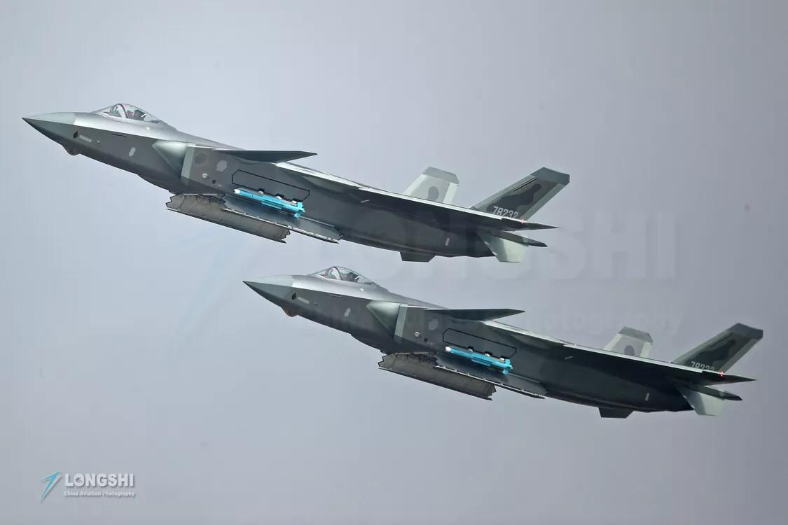 歼-20首飞珍贵画面（歼-20首飞试飞员用“梦幻”形容驾驶体验，你怎么看？）