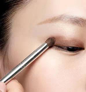 眉眼上扬化妆技巧女生
