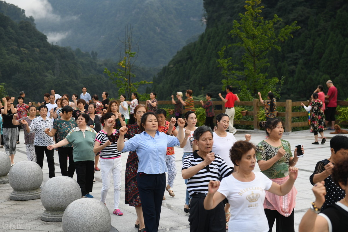 “安静得有点诡异！南宁大妈戴耳机跳广场舞：不扰民，没压力”，你怎么看？