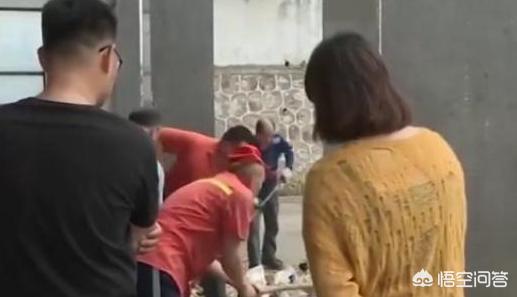 [翻10吨垃圾找回10万]误丢2万元，环卫翻10吨垃圾找回，失主全程背着手看，怎么看？