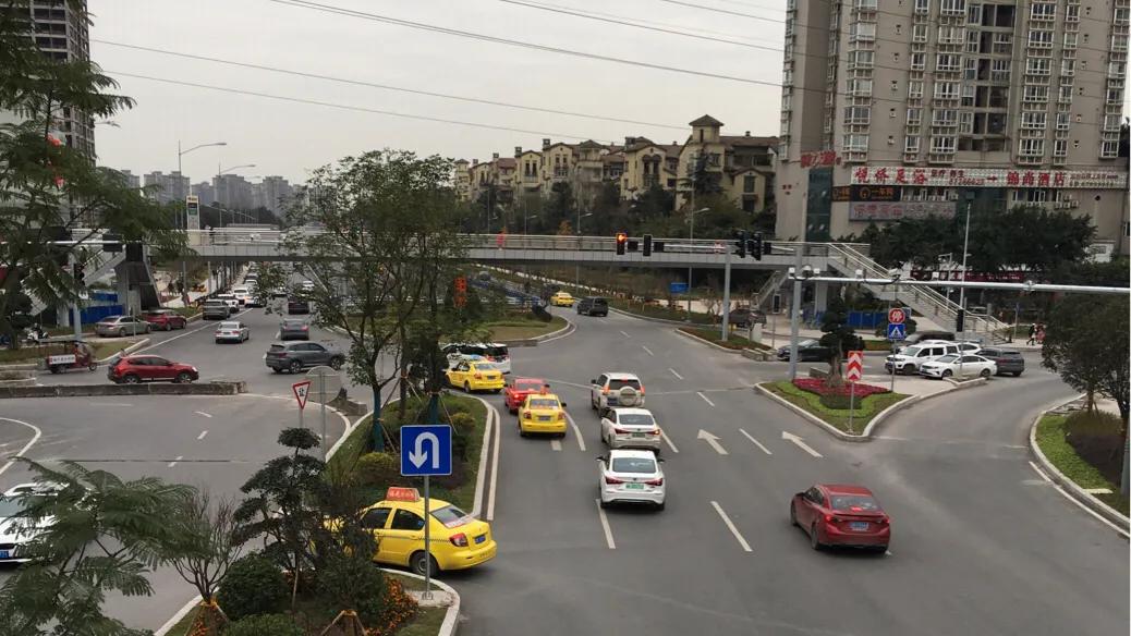 胳膊放车窗外断成3截（开车时看见一个现象，好多司机总爱把手臂搭在车窗上开车，不是抽烟!这是什么心态？）