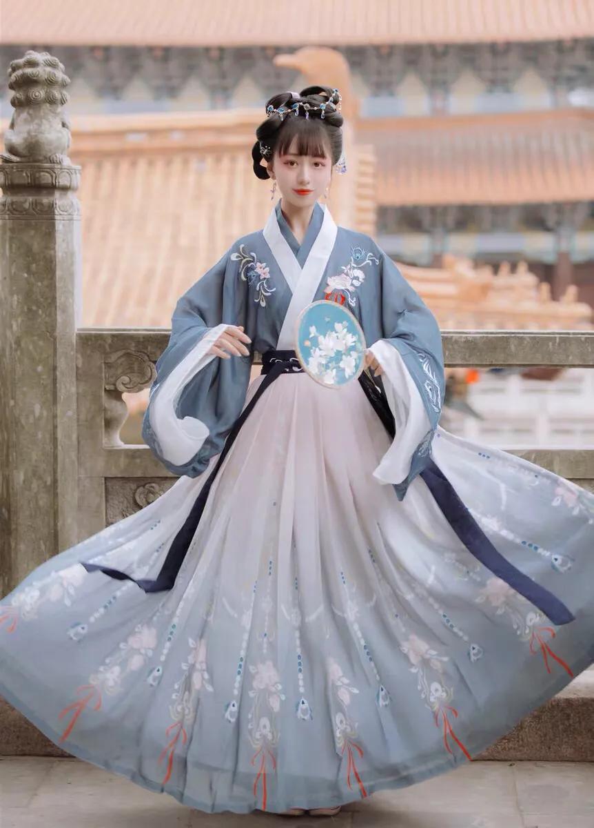 给短发女生化妆技巧
